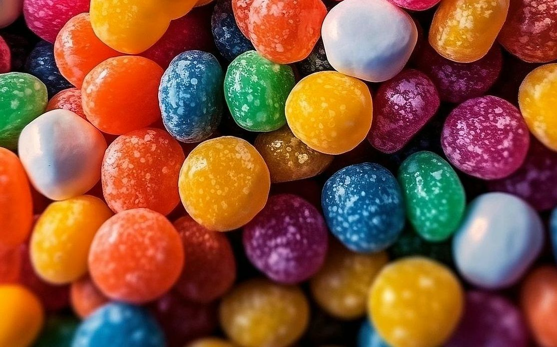 Un snack de chocolate con almendras y decoración elegante